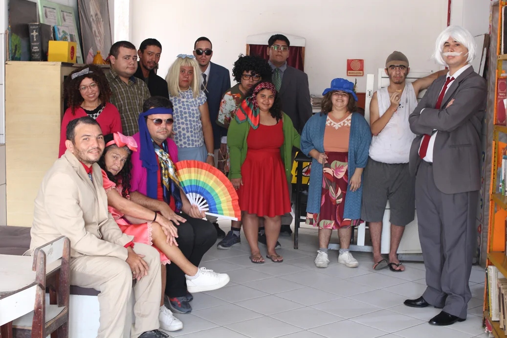 Elenco da Cia. de Teatro APAE Expressões caracterizado para o espetáculo Expressões na Escolinha